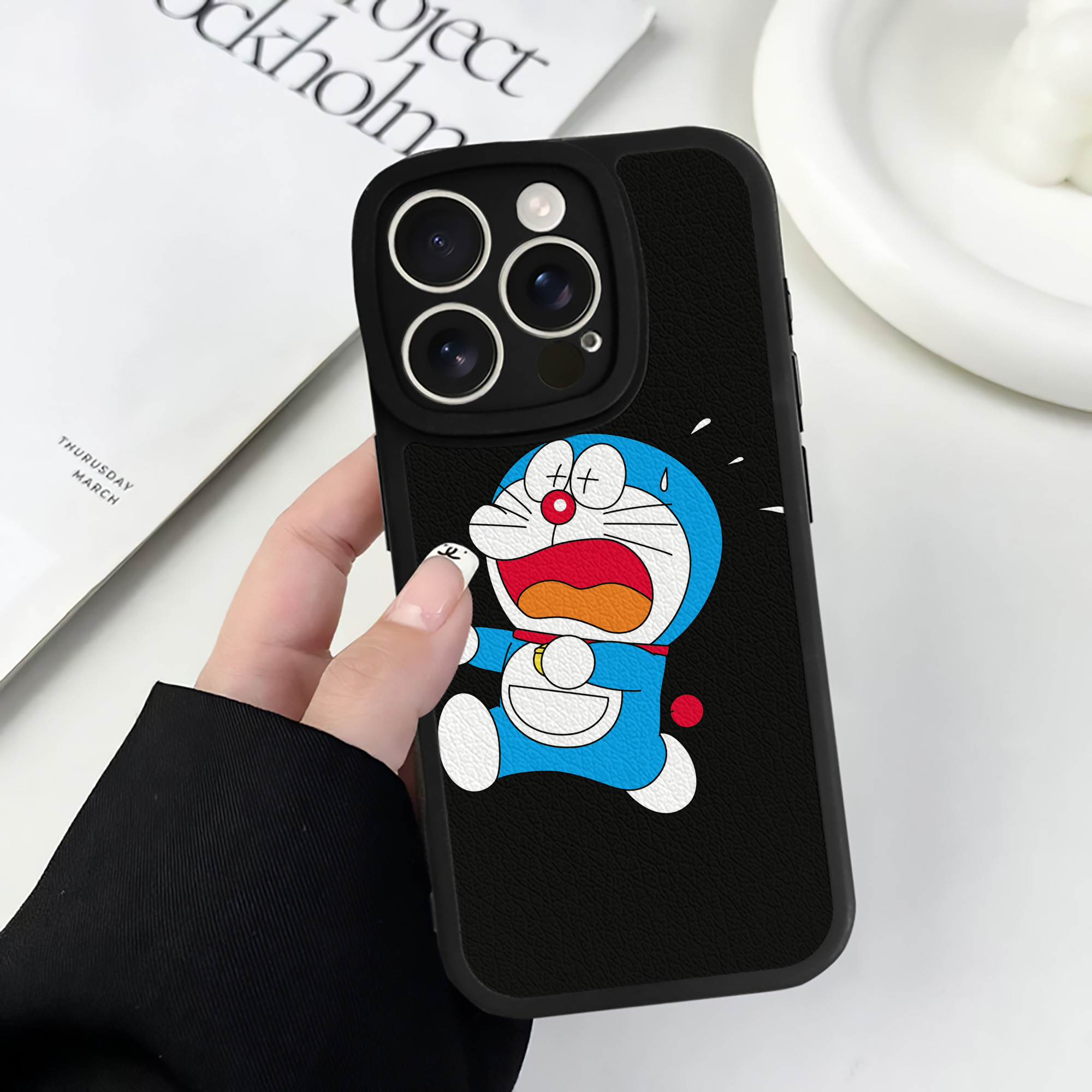 （画像用） ドラえもん Doraemon 【iPhone 16シリーズ対応】シリコンスマホケース（レザー調） 材質：シリコン